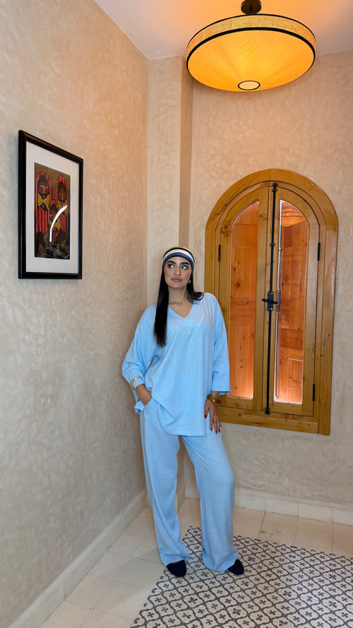 Woman wearing the NaSignature baby blue linen 2-piece set, V-neck tunic and wide-leg pants
